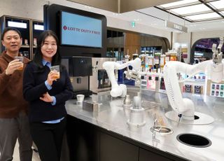 롯데면세점, 김포공항 주류 매장에 ‘로봇 바텐더’ 선보여