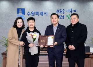 홀로 무안공항 찾아 봉사활동 초등 5학년 전시윤군…수원특례시장 표창