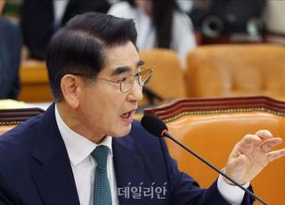 "사법부에 대통령의 정치 행위를 판단할 권한이 없다"…김용현 첫 내란 재판서 공방