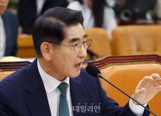 "사법부에 대통령의 정치 행위 판단 권한 없다"…김용현 첫 내란 재판서 공방