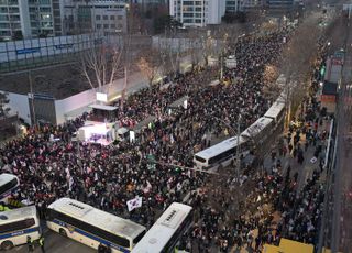 "경찰, 민노총 집회 대응과는 온도차"…수십 명 연행에 우려 시선도