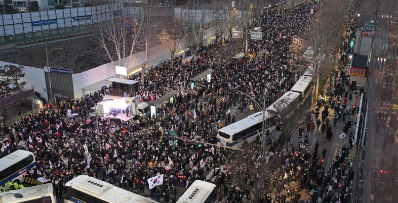 "경찰, 민노총 집회 대응과는 온도차"…수십 명 연행·부상에 우려 시선도