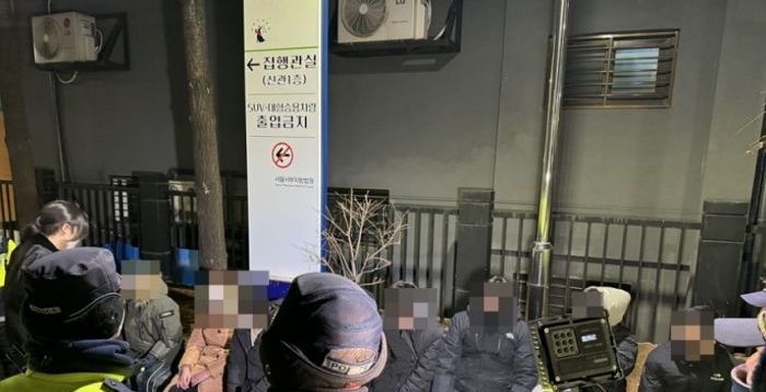 尹구속심사 중 서부지법 담 넘고 경찰 폭행…남녀 40명 체포