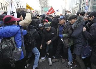 외신, '윤 대통령 구속' 긴급 뉴스로 송고…"한국 헌정사 현직 최초"