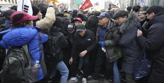 외신, '윤 대통령 구속' 긴급 뉴스로 송고…"한국 헌정사 현직 최초"