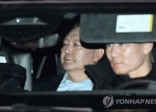 계엄 47일 만에 현직 대통령 첫 구속…10일 조사 뒤 검찰 이첩 방침