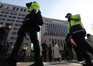 尹 지지자들, 또 서부지법 집결해 경찰과 대치…헌법재판소로 행진