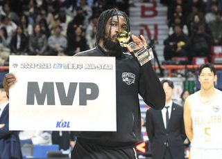 올스타전도 빛난 워니, 41점 올리며 MVP 영예