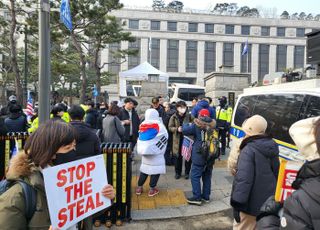 "대통령 혼자 외롭고 고된 싸움 중"…헌정사 최초 현직 대통령 헌재 출석 현장 [데일리안이 간다 121]