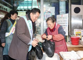 [수원 소식] 이재준 수원특례시장, 설 앞두고 전통시장 방문