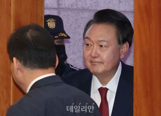 '계엄의 밤' 헌재서 재생됐다…무표정하게 바라 본 尹대통령 