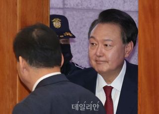 '계엄의 밤' 헌재서 재생됐다…무표정하게 바라 본 尹대통령