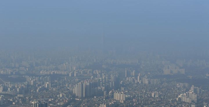 [오늘 날씨] 탁한 하늘·낮 최고 14도 '큰 일교차'…미세먼지 '나쁨'일 때도 환기해야 하는 이유