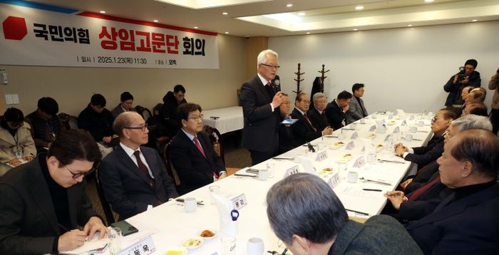 與 상임고문단 "조기대선 대비·승리가 목표…중도보수정당으로 변해야"