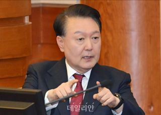 [속보] 尹, 김용현 직접 신문…"상징적 측면에서 포고령 놔둔 것"