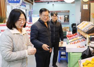 한전KPS, 설 맞이 전통시장 장보기…구매품 복지시설 기부