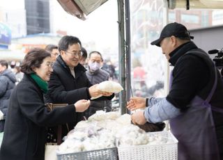 김동연, 설 앞두고 의왕도깨비시장 방문…직접 장보며 물가 점검