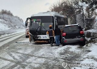 폭설에 서해안고속도로서 버스·승용차 충돌…8명 이송