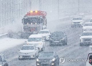 전국 폭설에 고속도로 양방향 정체 지속…사고 속출