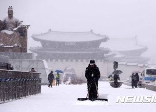 [오늘 날씨] 경기·충청 15㎝ 눈 더 온다 '아침 최저 영하 13도'…"내 집 앞 쌓인 눈, 누가 치우나"