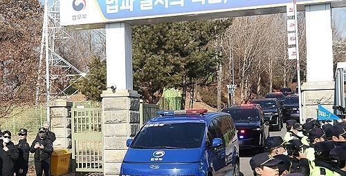 尹 대통령, 구치소서 참모들 접견…"각자 위치에서 최선 다하라"