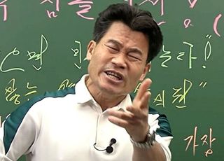 "손해보고 욕먹어도 내 갈길 간다" 60억 포기한 전한길 100만 유튜버 등극