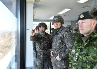 '캐나다 3성 장군'이 합참의장과 최전방 찾은 배경