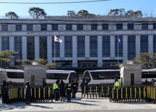 尹, 헌재 묵묵부답 출석…국회 측 "대통령, 태도 바꾸고 횡설수설"