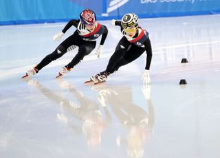 ‘쾌조의 출발’ 한국 쇼트트랙, 린샤오쥔 넘어진 중국 제치고 혼성 계주 금메달 [하얼빈 동계AG]