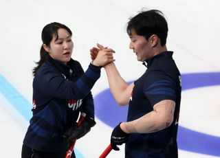 김경애-성지훈, 컬링 믹스더블 은메달…결승서 일본에 석패 [하얼빈 동계AG]