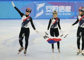 ‘쾌조의 출발’ 한국 쇼트트랙, 린샤오쥔 넘어진 중국 제치고 혼성 계주 금메달 [하얼빈 동계AG]