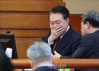 尹 측 "신문 시간 제한·질문 미리 제출 불공정"…헌재 재판 진행 문제 제기