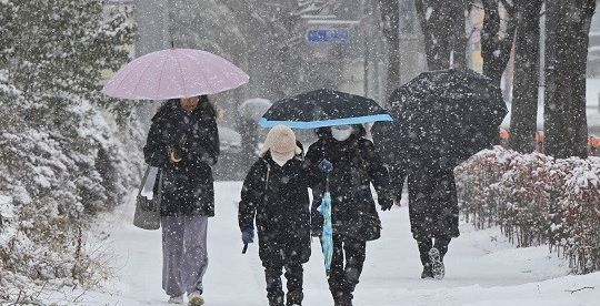 폭설에 출근길 곳곳 눈길 사고…항공기 지연도