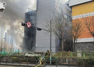 [속보] 서울 성동구 무학중학교 화재...소방당국 진압 중