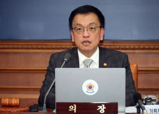 최상목 대행 "이제 '통상총력전'…미국발 통상전쟁 대응에 국가 명암 엇갈릴 것"