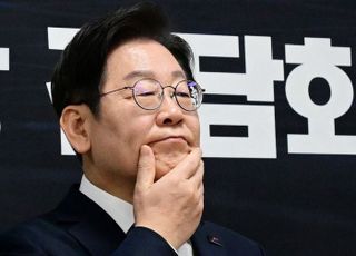 "이재명 욕망에 굴복하기를 거부한다"…李 '중도보수' 발언 정체성 논란