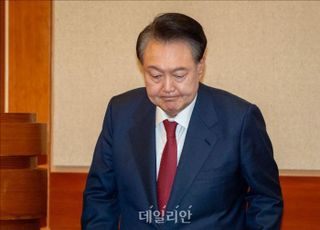 尹 대통령 측 "한덕수 증언 지켜보는 것 국가 위상에 좋지 않아 퇴정"