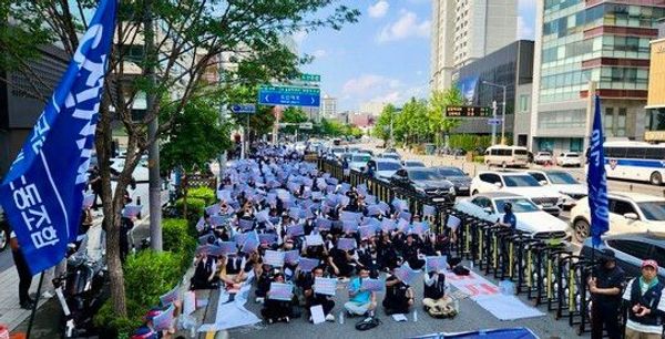 [단독] 벤츠 직판제 앞두고…최대 딜러 한성차, 조기 임단협 '강수'