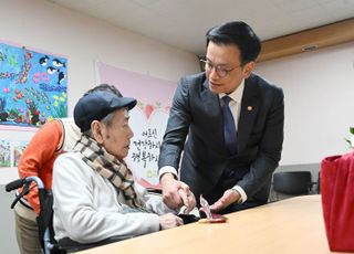 최상목 대행, 3·1절 앞두고 오성규 애국지사 접견…손편지 전달