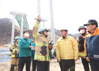 김동연, 서울세종고속도로 사고 현장…“매몰돼 계신 한 분 구조하는 데 만전 기하도록”지시