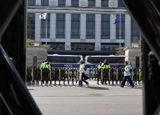 국회 측 "尹, 비상계엄 선포 순간 대통령 스스로 포기…신속 파면해야"