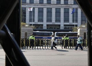 국회 측 "尹, 비상계엄 선포 순간 대통령 스스로 포기…신속 파면해야"