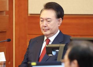 [속보] 尹 측 "야당 입법 폭거 및 예산 일방 삭감에 계엄 결심"