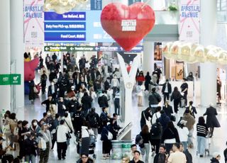 “해외로 해외로”…나라 밖 카드 사용액 217억2천만 달러…사상 최대 증가