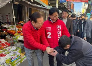 [현장] 시작된 헌재의 시간…'국민의힘 투톱' 발길, '중원'으로 향했다