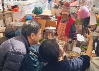 [현장] "참된 지도자 되겠다"…대구 서문시장 찾은 김동연, '대권행보' 본격화