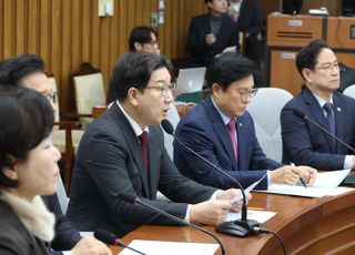 권성동 "'기초수급·차상위계층' 최소 25만원 선불카드 지급…정부와 논의"