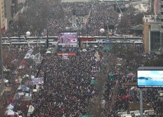 '윤 대통령 탄핵' 찬·반에 삼일절 서울 도심 양분…12만 인파 집결