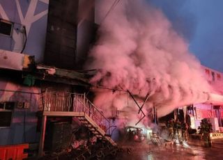 부산 사상구 청과물직판장 화재…점포 3곳 전소