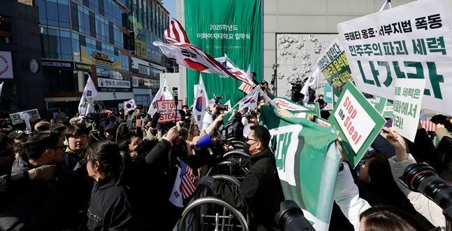 욕설·폭력으로 얼룩진 캠퍼스…개강 앞둔 대학가, 尹 탄핵 찬반 갈등 격화